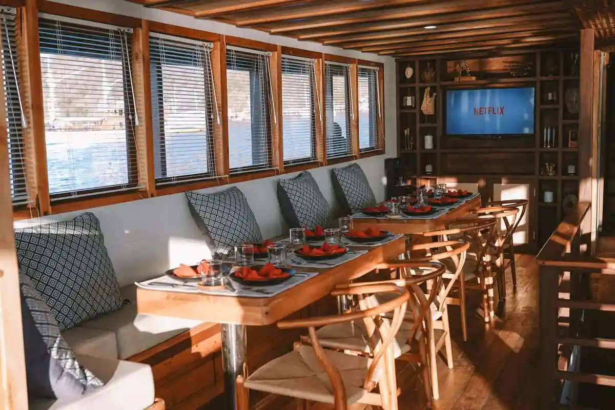 Indoor dining area on Elbark Cruise phinisi