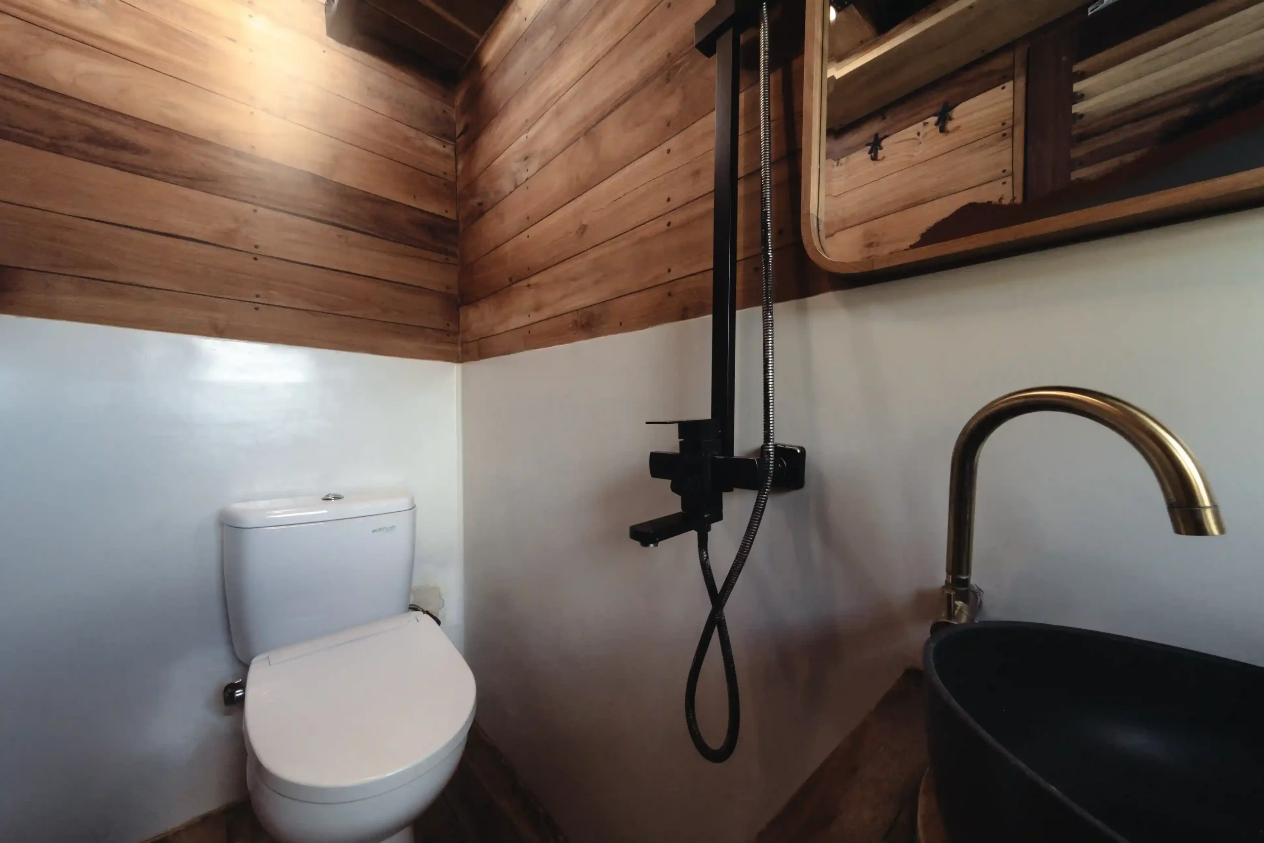 Selayar cabin en-suite details on Elbark Cruise phinisi