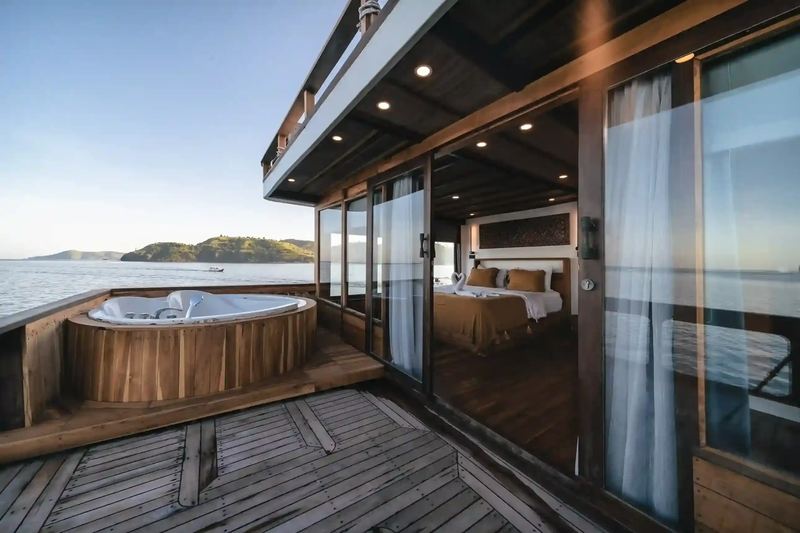 Misool master suite on Elbark Cruise with private balcony