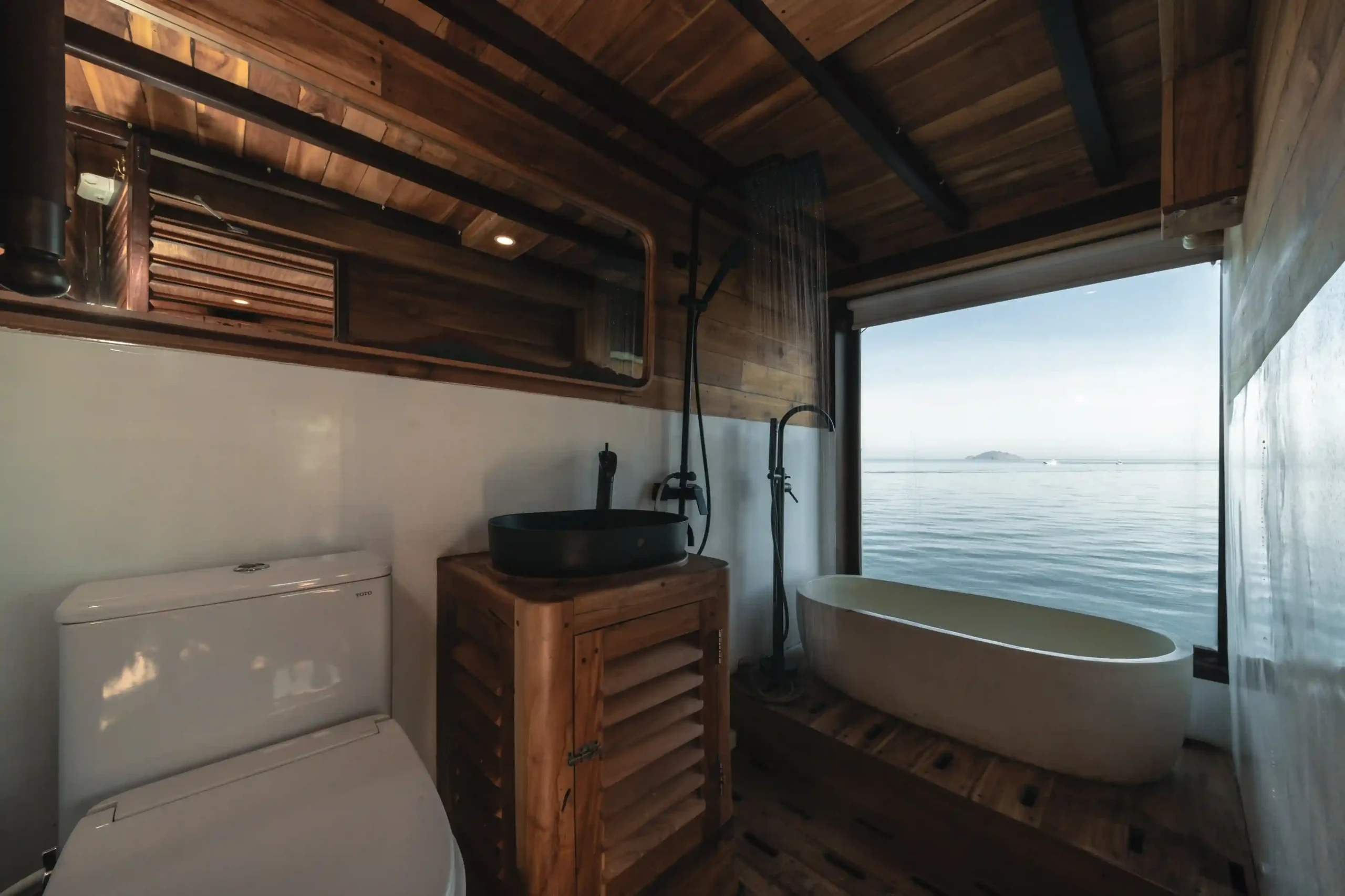 Misool suite bathroom and jacuzzi on Elbark Cruise